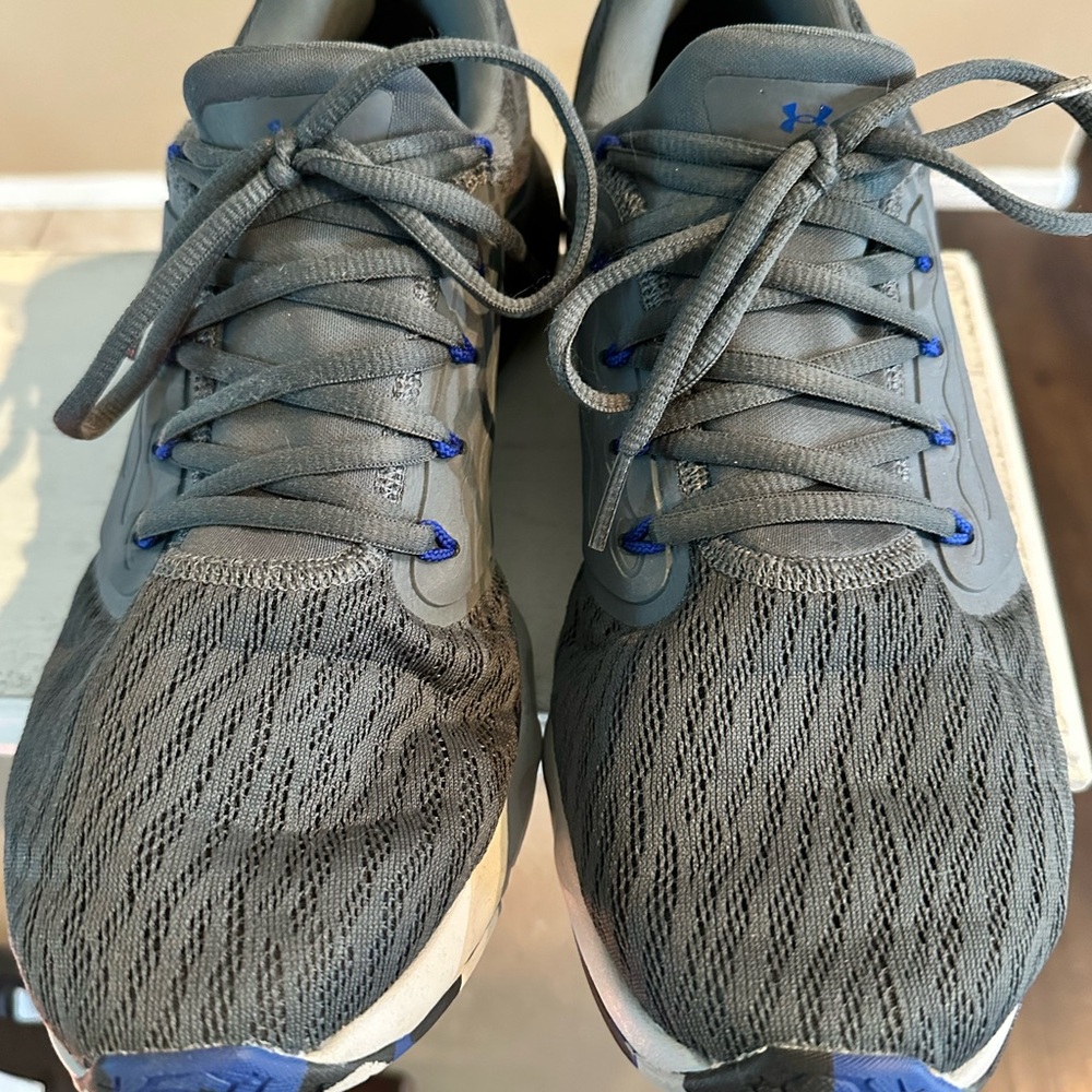 Men’s 10.5 Under Armour Gray and Blue Athletic Shoes with Cushioned Midsole